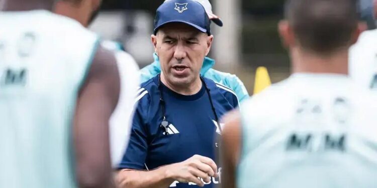 Leonardo Jardim sugere mudanças no Cruzeiro para lidar com maratona de jogos