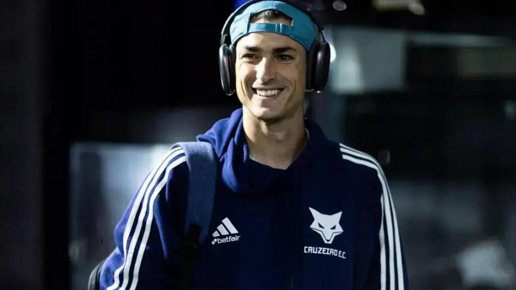 Juan Dinenno volta a campo após lesão e reflete sobre concorrência no Cruzeiro