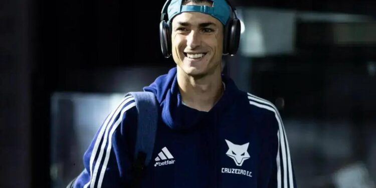 Juan Dinenno volta a campo após lesão e reflete sobre concorrência no Cruzeiro