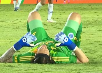 Cássio se recupera de mal-estar durante o jogo entre Vila Nova e Cruzeiro