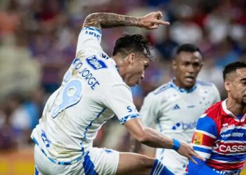 Cruzeiro vence Fortaleza e se mantém no G4 do Brasileirão 2025