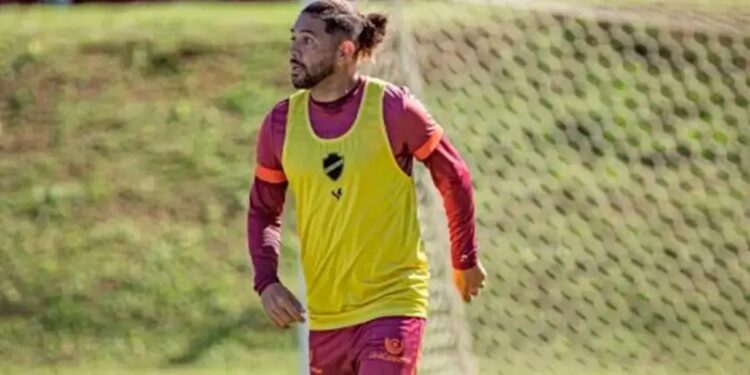 Diego Torres, meia do Vila Nova, analisa duelo contra o Cruzeiro