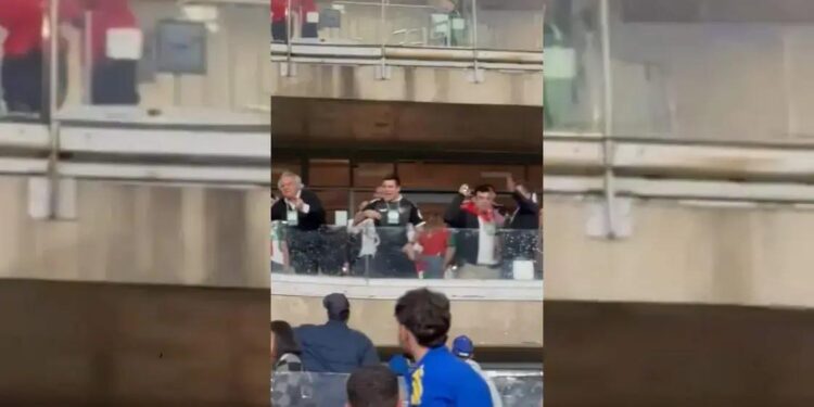 Diretoria do Palestino provoca torcida do Cruzeiro em jogo acalorado; assista