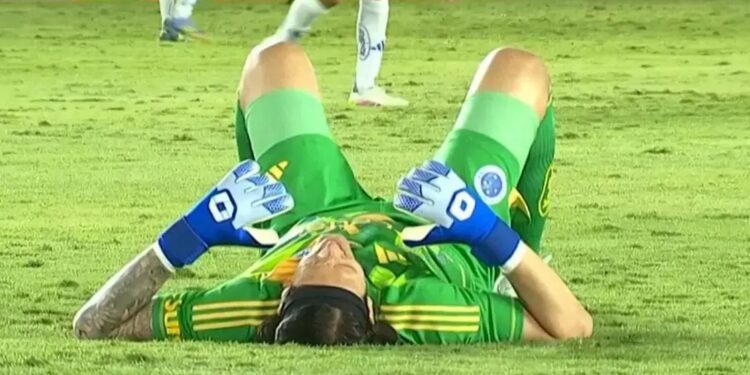 Goleiro Cássio sente mal, ingere sal e se recupera durante partida