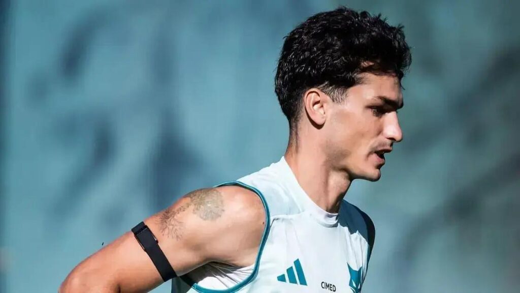 Juan Dinenno e jovem meia da base são convocados para jogo no Equador