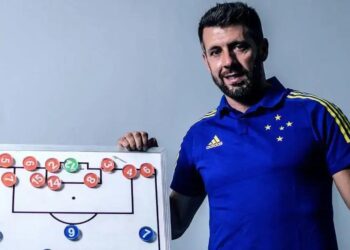 Paulo Pezzolano é apresentado como novo treinador do Watford na Inglaterra